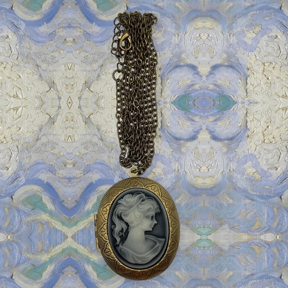 Vintage Locket Necklace Victorian Style Gold and Black - Picture 6 of 7